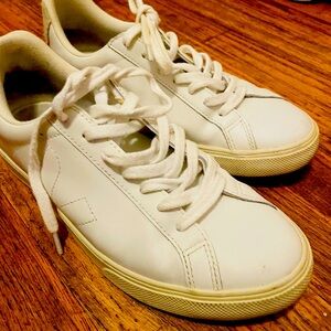 VEJA  white leather sneakers good condition - retails 150$ 
Size 8